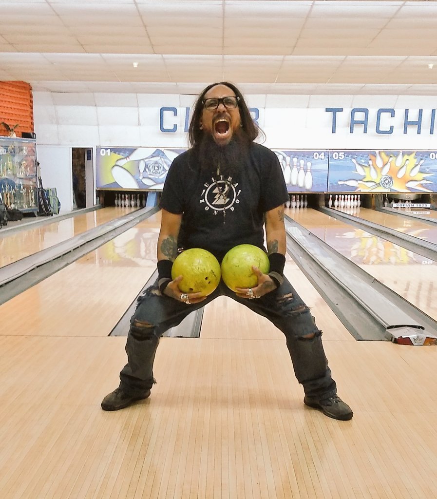 Cuando las tenemos bien puestas 

#rock #bowling #caracas