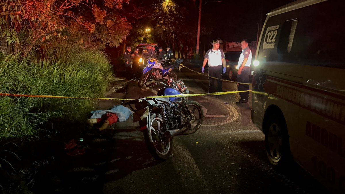 Una motocicleta fue colisionada por un vehículo que continuó su marcha, un hombre fue trasladado hacia el Hospital Roosevelt con múltiples golpes, en el lugar falleció otro hombre; el accidente ocurrió en el boulevard Villa Deportiva y 12 avenida zona 8 de Mixco.  
#73AñosCVB