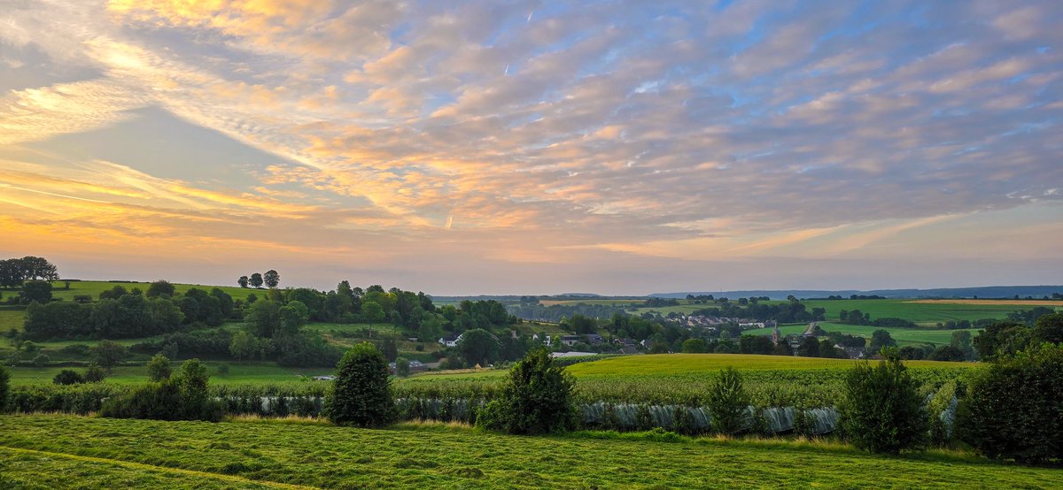 marcelbar8's tweet photo. Goedemorgen, vanochtend vroeg ben ik weer naar @magnifiekZL afgereisd, waar ik het prachtig licht zag worden tussen #Elkenrade en #Eys.
Vandaag heeft mijn panoramische wandeling als start- en eindpunt #Colmont. Ik loop door 't gebied ten zuiden van dat buurtschap. #zonsopkomst https://t.co/QrHbL2aN9a