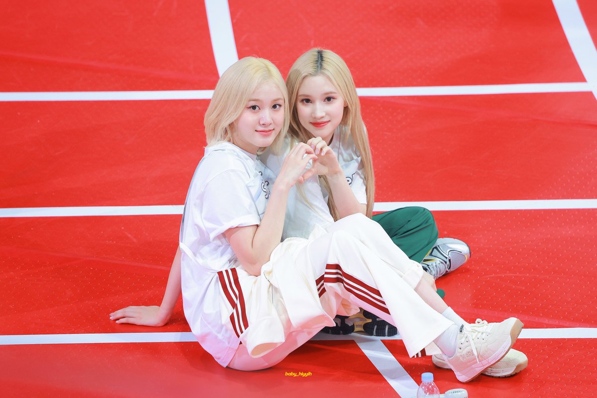 baby_hiyyih0727's tweet photo. 240805 아육대

#HUENING_BAHIYYIH #휴닝바히에 #케플러 #KEP1ER #스테이씨 #재이 https://t.co/32fhb7HbCA