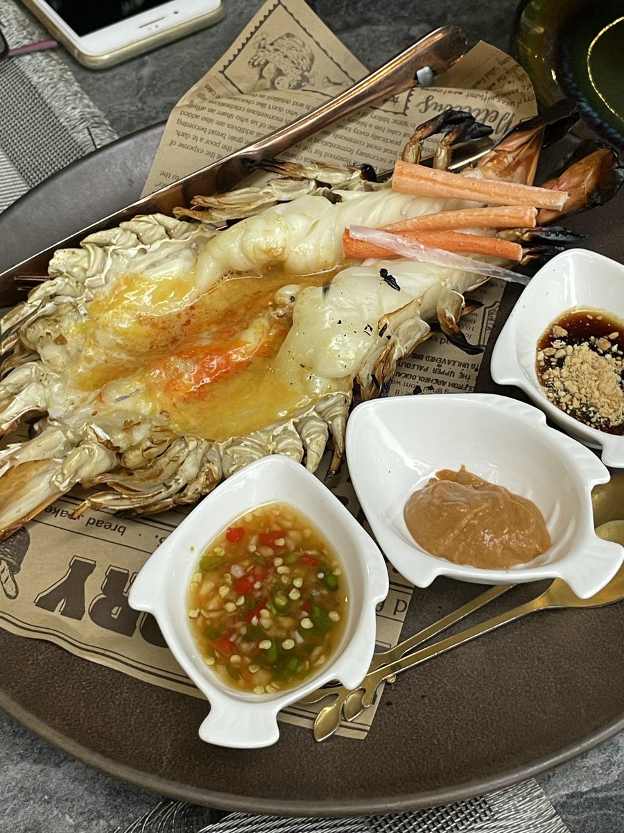 gracebencha's tweet photo. ไปอยุธยามาล่าสุดอยากแนะนำร้านนี้ “สำเภานาวา” 🥘 ตอนแรกเลือกร้านนี้เพราะวิวสวย แต่พอเข้าไปแล้วอาหารอร่อยมาก ราคาไม่แพง กุ้งแม่น้ำไซส์จัมโบ้ตัวละ 800 นิดๆ ส่วนอาหารที่เซอร์ไพรส์สุดคือข้าวซอย รสชาติกะทินัวมาก แต่อาจจะไม่จัดจ้าน ส่วนตัวชอบเพราะรสชาติมีมิติดี วิวดีติดแม่น้ำ บริการก็ดีเลย