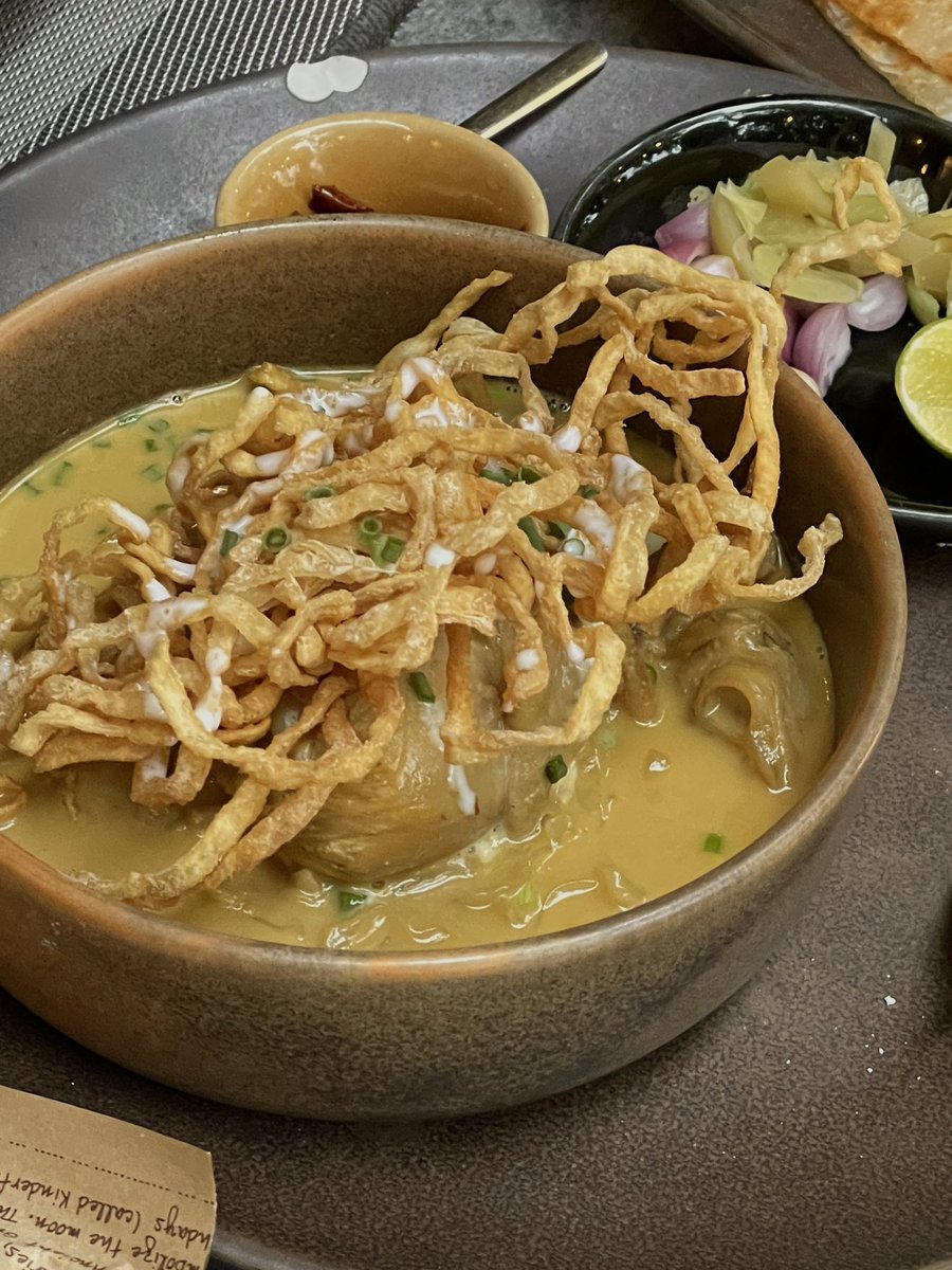 gracebencha's tweet photo. ไปอยุธยามาล่าสุดอยากแนะนำร้านนี้ “สำเภานาวา” 🥘 ตอนแรกเลือกร้านนี้เพราะวิวสวย แต่พอเข้าไปแล้วอาหารอร่อยมาก ราคาไม่แพง กุ้งแม่น้ำไซส์จัมโบ้ตัวละ 800 นิดๆ ส่วนอาหารที่เซอร์ไพรส์สุดคือข้าวซอย รสชาติกะทินัวมาก แต่อาจจะไม่จัดจ้าน ส่วนตัวชอบเพราะรสชาติมีมิติดี วิวดีติดแม่น้ำ บริการก็ดีเลย
