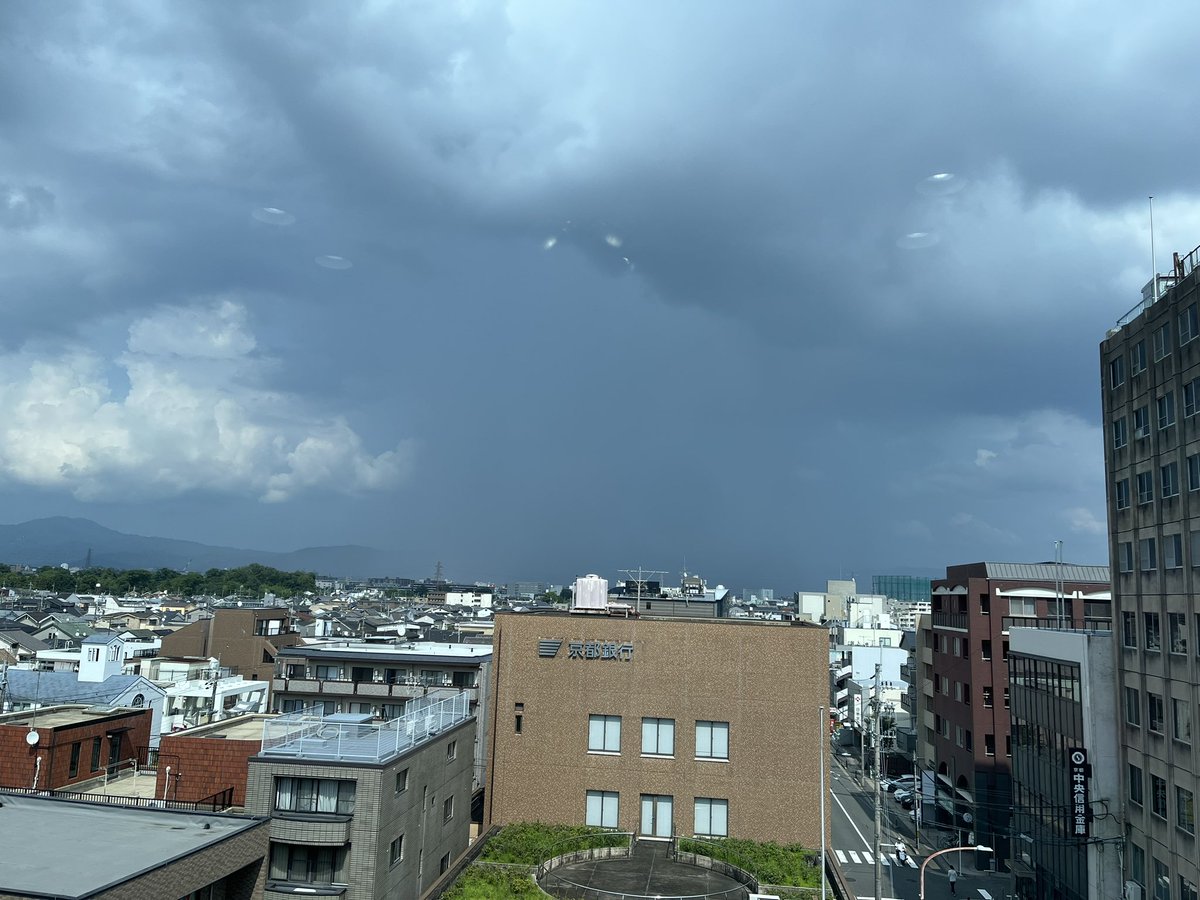 「これはもしかしてゲリラ豪雨の雲かな????」|🦈のイラスト