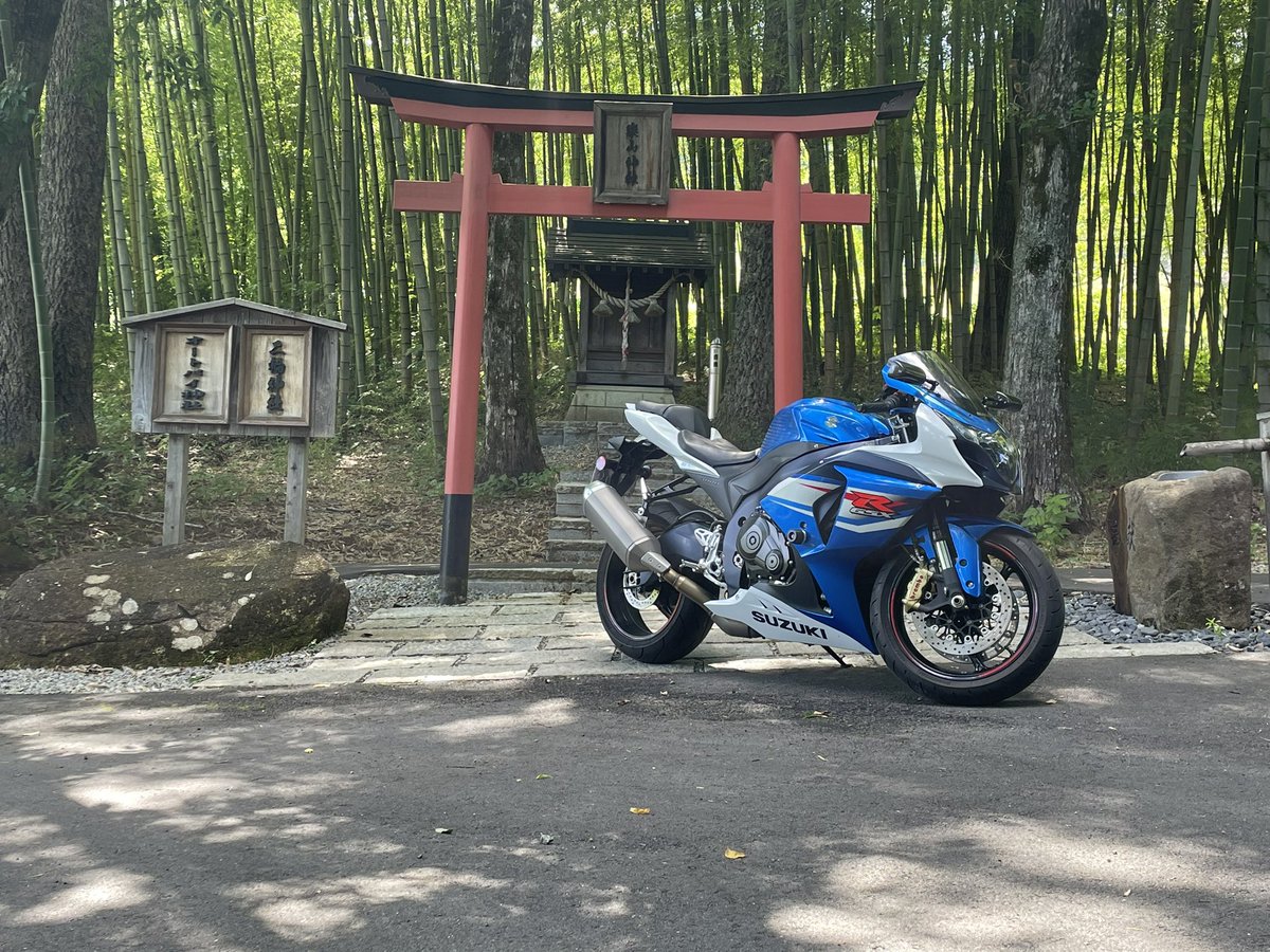 #バイク神社

『バイク乗りの友達が出来ますように』

絵馬を買う金がねぇから