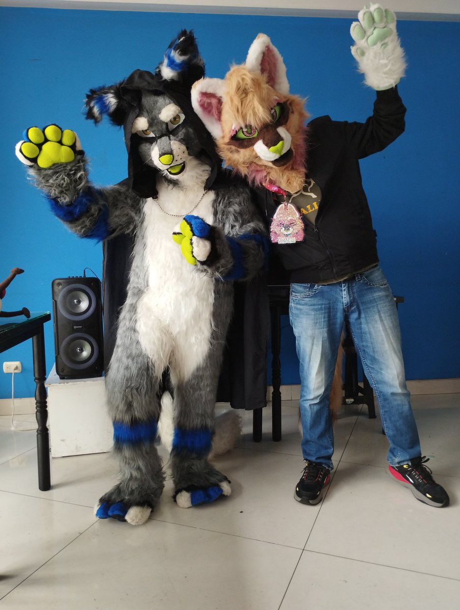Gem_neric's tweet photo. Post de la @FurRaymi !! Recién ando recuperando energías uwu. Ame todo en el art valley, había demasiados artistas maravillosos, prometo que a la siguiente edición llevo mas para comprar a todos 
Y a la gente que conocí allí muchas gracias, disfrute mucho! Muchos trajes cutes!!!! https://t.co/UWp8EiEHod