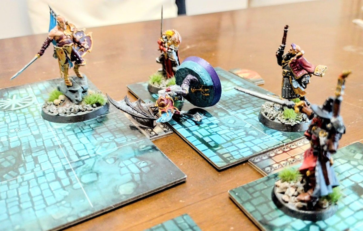 【カースドシティ：おぞましき守り手】

敵のアジトに潜入したエメルダ一行。一体何が待ち受けているのか…。

暗闇から襲ってくる中ボスさん。接近戦ではクリティカル2発喰らって瀕死になる処刑人ダーロック。ヤバい処刑される☠️

何とか倒したけど、今回は本気で危ない冒険でした💦

#Warhammer