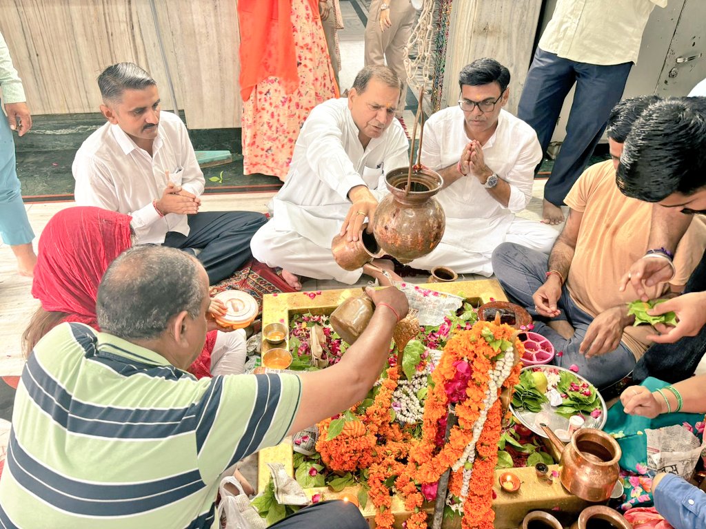 jivaramchoudhar's tweet photo. ॐ त्र्यम्बकं यजामहे सुगन्धिं पुष्टिवर्धनम् । उर्वारुकमिव बन्धनान् मृत्योर्मुक्षीय मामृतात् ॥ https://t.co/GnaqLMfYFt