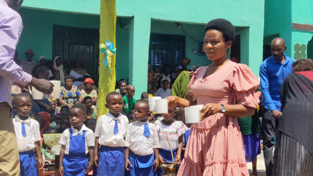 HirwaFoundatio's tweet photo. 🥛🍛 Served milk and local food to our young ones using traditional materials on #UmuganuraDay. Proud to uphold our traditions! 🌾 #CommunityLove #BeautifulRwanda @RwinkwavuS https://t.co/Svs64UHJ55