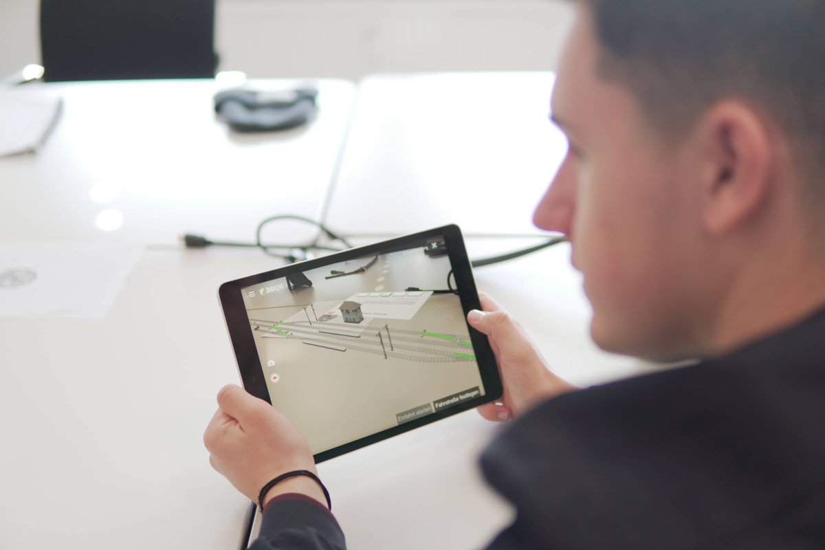 Stell dir vor, du hältst ein Tablet und plötzlich erscheint ein Bahnsystem vor deinen Augen! 🚆💡 DB Training nutzt Augmented Reality, um Informationen interaktiv zu vermitteln. Perfekt für Auszubildende und Fachkräfte! Entdeckt AR-gestütztes Lernen! #DBTraining #ARinEducation