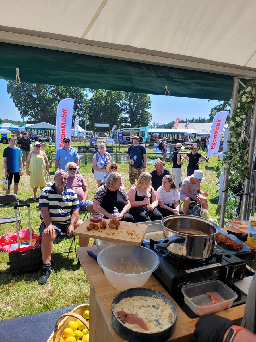 nakedjam's tweet image. A big shoutbout to @harvestfinefood @lightfootsfarm @exxonmobil @staynewforest for sponsorship in the countryside area of @NewForestShow we had a fantastic turn out in our area with our biggest audience numbers to date here just a few of them in the hot hot sun. #cookingdemos