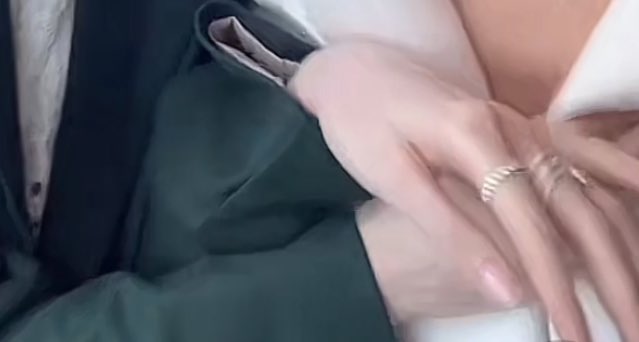 nongplaaaaa's tweet photo. ; ทำไมวันนี้น้องออมหวงพี่หลิง
น้องออม: แล้วถ้าเราไม่ตอบ * 🤷🏻‍♀️ *
พี่หลิง: * ขยับตัว + โชว์เสื้อ *
น้องออม: กรี๊ดดดด อย่า ๆๆๆ * ปิดเสื้อ *

อะไร๊ 55552562626 แต่ละมื้อ แต่ละ���ดย์ของ หลิงออมม โอยยยย ลูกแม๊ เก่บอาการรรร

#หลิงออม #lingorm https://t.co/VieRlqTDSr