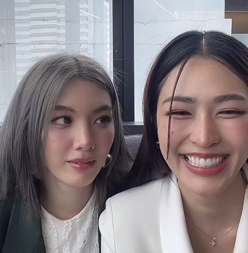 nongplaaaaa's tweet photo. ; ทำไมวันนี้น้องออมหวงพี่หลิง
น้องออม: แล้วถ้าเราไม่ตอบ * 🤷🏻‍♀️ *
พี่หลิง: * ขยับตัว + โชว์เสื้อ *
น้องออม: กรี๊ดดดด อย่า ๆๆๆ * ปิดเสื้อ *

อะไร๊ 55552562626 แต่ละมื้อ แต่ละ���ดย์ของ หลิงออมม โอยยยย ลูกแม๊ เก่บอาการรรร

#หลิงออม #lingorm https://t.co/VieRlqTDSr