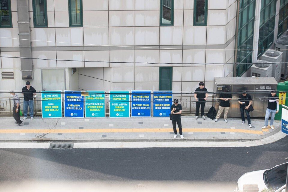 단체교섭한 날 '무단결근'했다며 노조간부 집단해고한 서울교통공사···"지노위는 상식적 판결 내려야" worknworld.kctu.org/news/articleVi… 

사측 꼬라지도 장난없는데 건너편에서 양대노총 간부들 해고하라고 피켓팅한 소위 '올바른 노조'것들이 대박이다. 근래에 가장 역겨운 장면임.