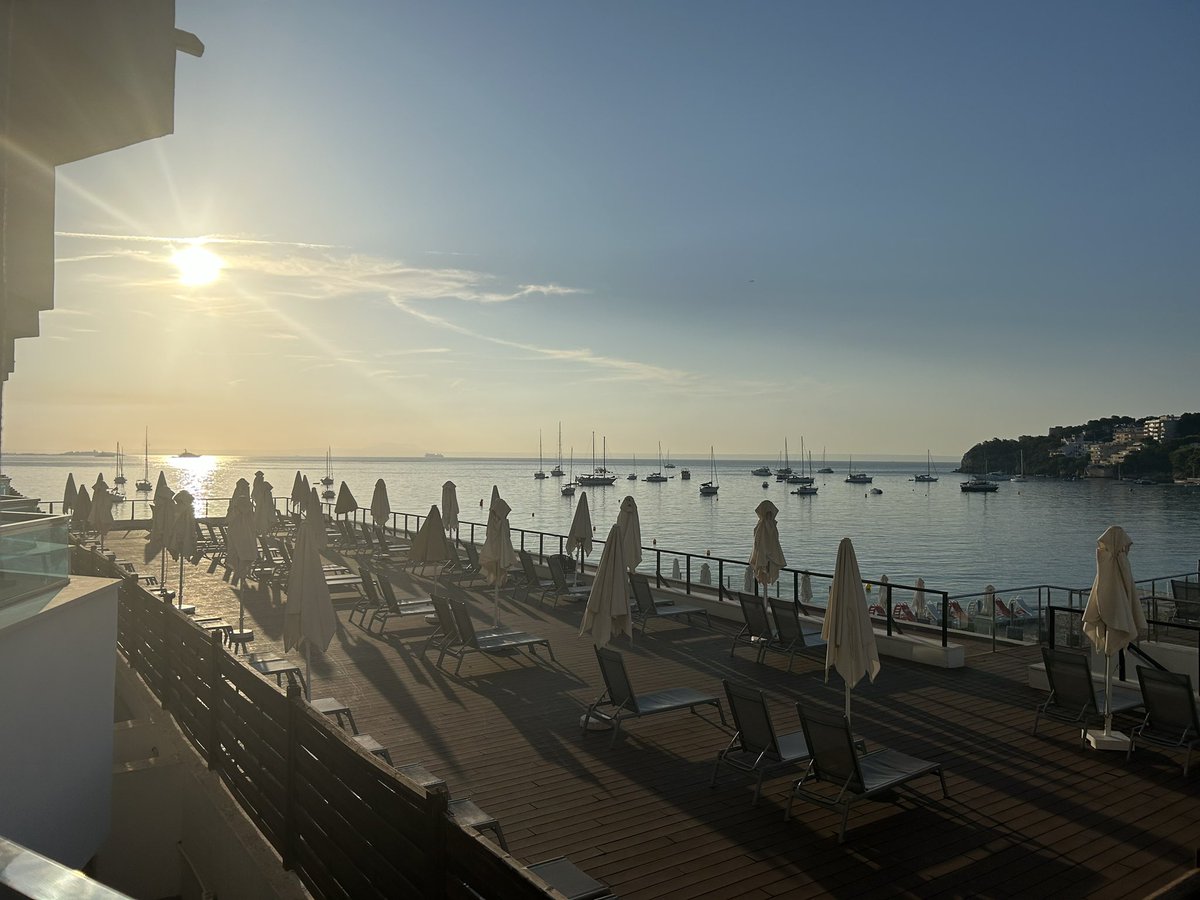 Last day of crazy heat !! The body has held up quite well. Hoping I have built up a bit of resistance now , not that I need it for UK Summer !!! Have a fabulous day you lovely bunch ☀️☀️🧡🧡