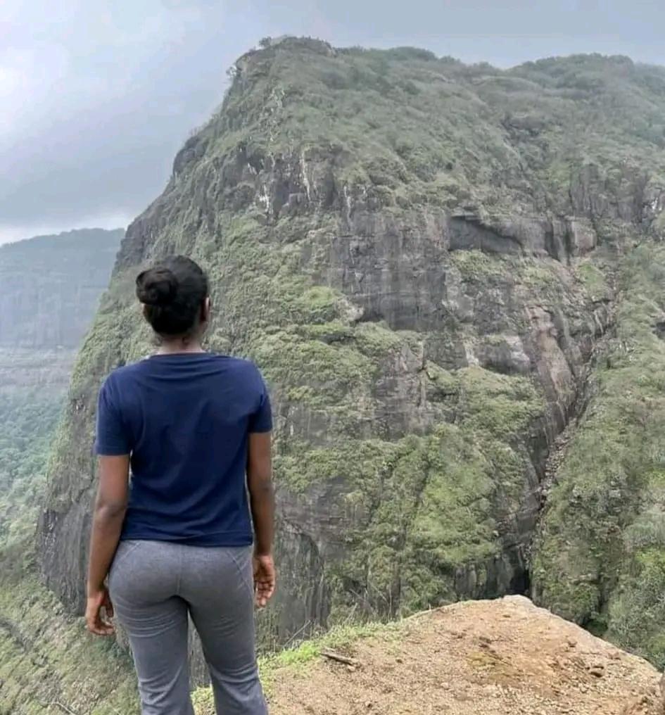 RedChillie0's tweet image. ये पहाड़ हिमाचल के तो नही लगते🙄😅😋😘💦

#trending2024