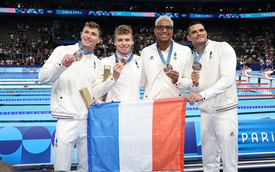 __Verlaine__'s tweet photo. Je ne vois que des Français sur ces photos, seuls des gougnafiers voient autre chose 😡

#JeuxOlympiques 
#Paris2024 
Fierté 🇨🇵 https://t.co/hGvm0RYHcJ