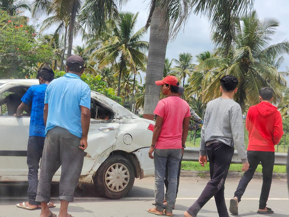 bengalurupost1's tweet image. NICE Road witnesses at least 1-2 accidents daily, often more. 🏎️💥 High speed,lane jumping &amp;amp;  breakdowns on the main lane look like major contributors. Drive safely! 🚗🛑
@alokkumar6994
 #BangaloreTraffic #NICEroad #Bengaluru #RoadSafety