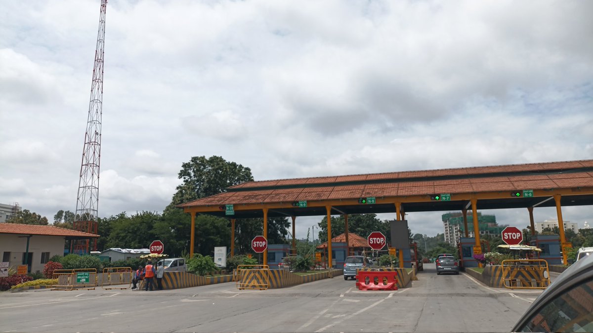 bengalurupost1's tweet image. NICE Road witnesses at least 1-2 accidents daily, often more. 🏎️💥 High speed,lane jumping &amp;amp;  breakdowns on the main lane look like major contributors. Drive safely! 🚗🛑
@alokkumar6994
 #BangaloreTraffic #NICEroad #Bengaluru #RoadSafety