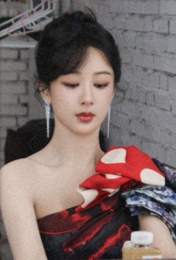 yangziupdates's tweet photo. 📸 Behind-the-scenes photos of #YangZi from her #RipeFruitSugarfreeTea #果子熟了无糖茶 livestream ❤️ https://t.co/8VUNjqWi1I