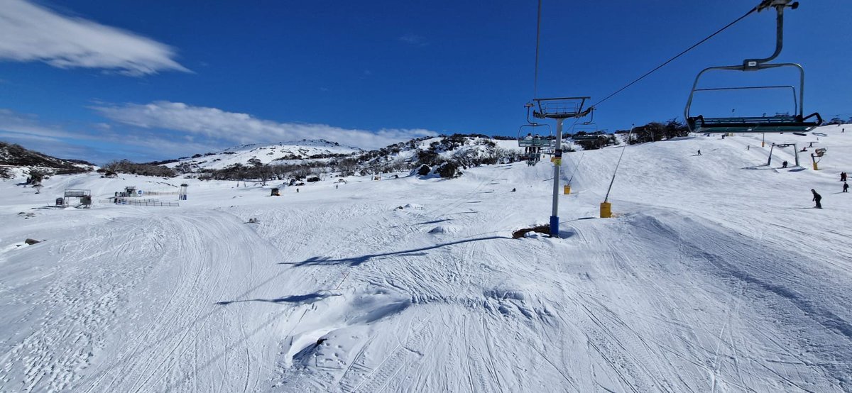 LinesDavid's tweet photo. @allohexaploid Take a bit of getting used to. Daughter lives in Aus and has been snowboarding this weekend.
I prefer to go in Jan/feb so get 3 summers on the trot https://t.co/0k9xzu4Wem