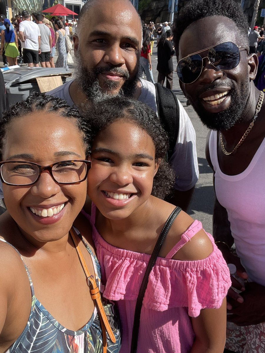itsjoyhearn's tweet photo. Was literally out with the family walking around Universal Studios and stopped and said, “OMG! It’s Fine Ass Geoffrey!” 🫣@JimmyAkingbola was so kind. Thanks for the photo. Can’t wait for the premiere. https://t.co/z2MEEbTlz0