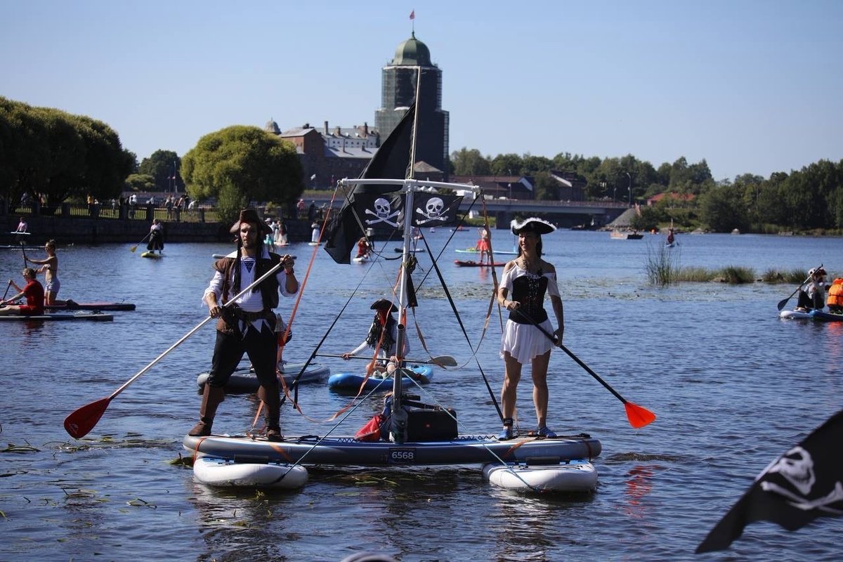 eChetakNewsNet's tweet photo. Paddle Boarders Cruise #StPetersburg's #vyborg Waterways for #Fontanka Festival. Visitors from #Russia & around the world gathered for the #festival on Saturday, which encourages weird & wacky costumes as they paddle board around the stunning city of #Vyborg #Russia
via #eCNN https://t.co/jkGR0WkgrZ