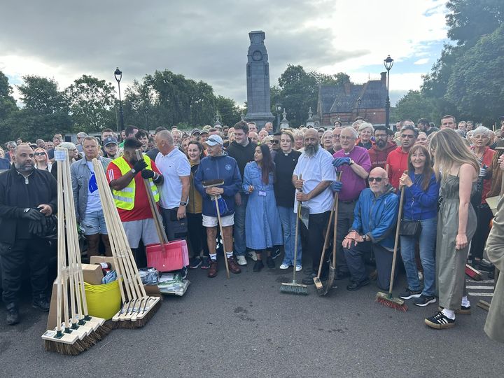 LittleCog1's tweet image. There really is more LOVE than hate. We are disgusted by the hate & racism this week. Members of my family & lots of our friends are changing plans through fears for their safety. WE WANT YOU TO KNOW THAT WE LOVE YOU.
Photo : Mbro this morning via Teesside Connected