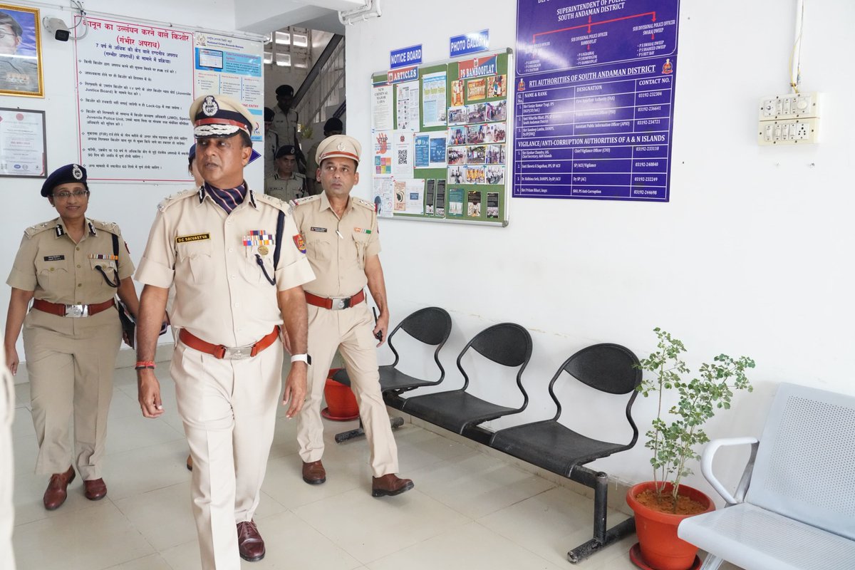 AndamanPolice's tweet photo. The Director General of Police, ANI leads the "Ek Ped Maa ke Naam" initiative at Bambooflat
 
🌿 Today on 05/08/24, Shri Devesh Chandra Srivastva, IPS, DGP, Andaman & Nicobar Islands, and Smti Sindhu Pillai A, IPS, IGP, along with other senior officers, visited Bambooflat. They planted saplings of fruit-bearing trees at the new PS Bambooflat site, promoting " Ek Ped Maa ke Naam." The DGP later visited PS Bambooflat where a befitting Guard of Honour was presented to him. Further, he also engaged with staff, addressing grievances and boosting morale. 🌱
#GreenInitiative 
#PoliceLeadership #EkPedMaaKeNaam.

"एक पेड़ मां के नाम" अभियान का नेतृत्व अंडमान और निकोबार द्वीप समूह के पुलिस महानिदेशक ने बम्बूफ्लैट में किया

🌿 आज, 05/08/24 को, श्री देवेश चंद्र श्रीवास्तव, आईपीएस, डीजीपी, अंडमान और निकोबार द्वीप समूह, और श्रीमती सिंधु पिल्लई ए, आईपीएस, आईजीपी, ने अन्य वरिष्ठ अधिकारियों के साथ बम्बूफ्लैट का दौरा किया। उन्होंने नए बाम्बूफ्लैट थाना स्थल पर फलदार वृक्षों के पौधे लगाए तथा "एक पेड़ मां के नाम" को बढ़ावा दिया। डीजीपी ने बाद में थाना बम्बूफ्लैट का दौरा किया जहां उन्हें गार्ड ऑफ ऑनर दिया गया। इसके अलावा, उन्होंने स्टाफ के साथ बातचीत की, शिकायतों का निवारण किया और मनोबल बढ़ाया। 🌱