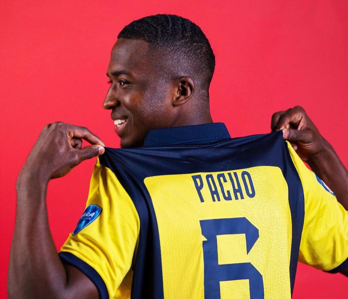 FabrizioRomano's tweet photo. 🔴🔵 Paris Saint-Germain are working to seal William Pacho deal as they want the Ecuadorian centre back to travel this week for medical.

…here we go, soon. 🇪🇨 https://t.co/zQuRk559QE