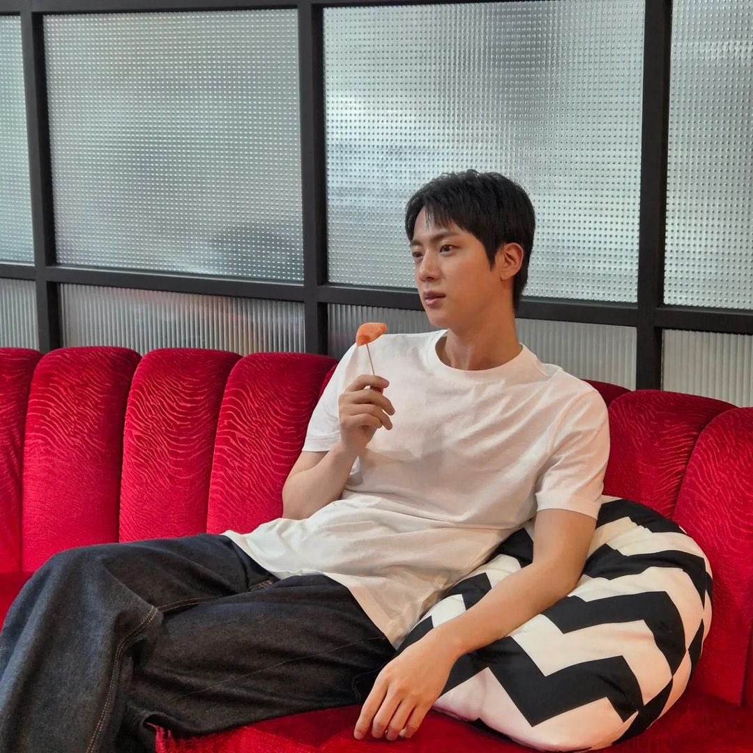 btsinthemoment's tweet photo. [jin] instagram post 

🐹 peach https://t.co/ahN3eF3GW1