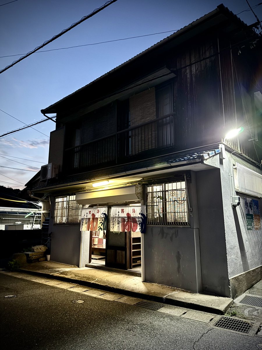 Tempa108_'s tweet photo. 今日は瀬戸大橋のすぐ脇で車中泊。
皆さま本当に優しい方ばかりで、いい街だなぁ、と。
瀬戸大橋をバックにカッコかわいさの際立つPortempaです。
#portent
#ポルテント
#portempa
#ポルテ https://t.co/ALTTmWYl3M