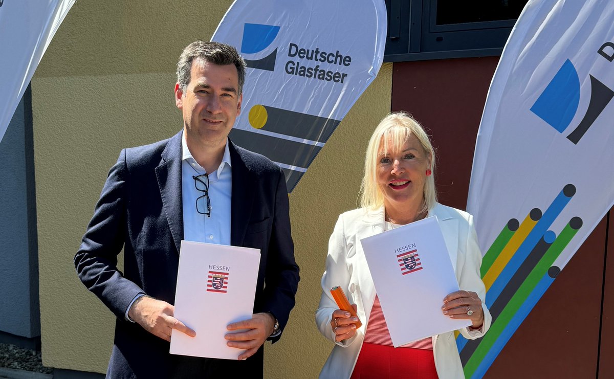 DigitalesHessen (@digitaleshessen) on Twitter photo Gemeinsam sorgen wir für Highspeed-Internet bis 2030 in ganz #Hessen - Digitalministerin <a href="/KSinemus/">Kristina Sinemus</a>
unterzeichnet Einzelvereinbarung zur Beschleunigung des Glasfaserausbaus mit der <a href="/DtGlasfaser/">Deutsche Glasfaser</a>. Mehr: digitales.hessen.de/presse/gemeins… Gemeinsam sorgen wir für Highspeed-Internet bis 2030 in ganz #Hessen - Digitalministerin <a href="/KSinemus/">Kristina Sinemus</a>
unterzeichnet Einzelvereinbarung zur Beschleunigung des Glasfaserausbaus mit der <a href="/DtGlasfaser/">Deutsche Glasfaser</a>. Mehr: digitales.hessen.de/presse/gemeins…