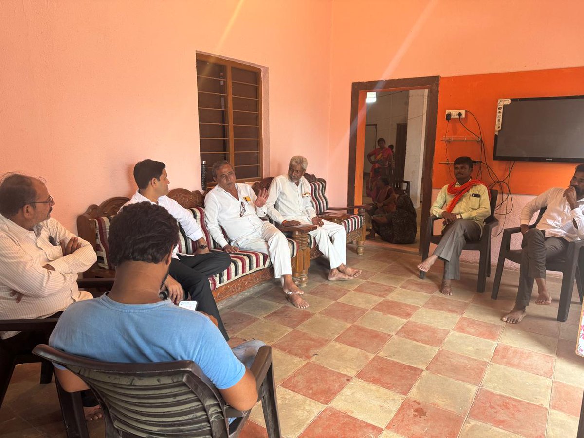 SachhiinNaik's tweet photo. किनवट तालुक्यातील पार्डी(खू) येथील स्व.विश्वंभर दहिफळे यांचे काही दिवसापूर्वी निधन झाले. यावेळी दहिफळे कुटूंबियांची त्यांच्या निवासस्थानी भेट देत सांत्वन केले.
#Kinwat #Mahur https://t.co/G1m21cgoSS