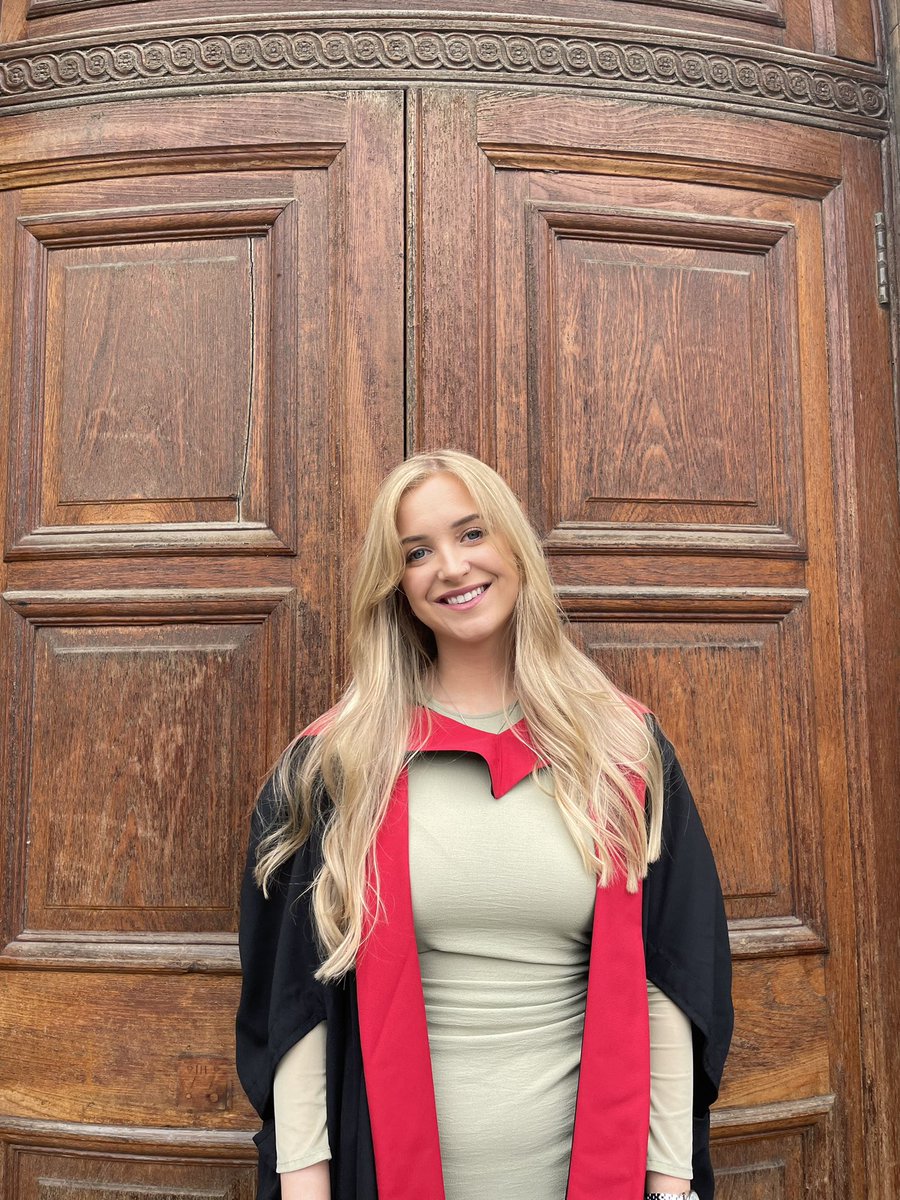 Mairi_TT's tweet photo. Surrounded by loved ones, I graduated from my MB-PhD this summer. Had a great three years in Glasgow @CRUK_SI in the Inman lab. Now navigating ways to remain involved in research as I finish medical school @EdinUniMedicine https://t.co/qgAGnTw6ev