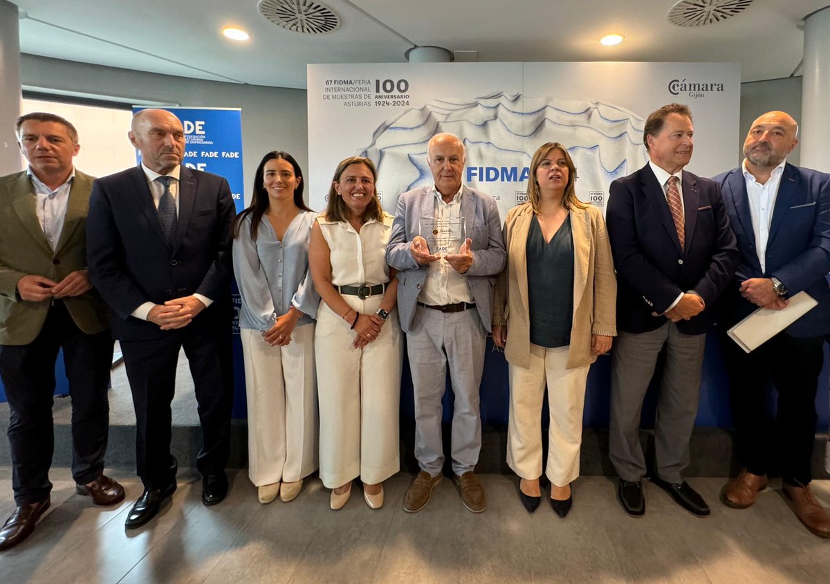 FADEAsturias's tweet image. 🔵 La confitería Camilo de Blas ha recibido la distinción de la Mesa de Turismo de FADE en @fidmagijon. Nuestra presidenta, María Calvo, ha hecho entrega de la placa conmemorativa a José Juan de Blas.

🗣️  “Felicitamos a la propia @CamaraGijon y a la #FIDMA por su centenario.