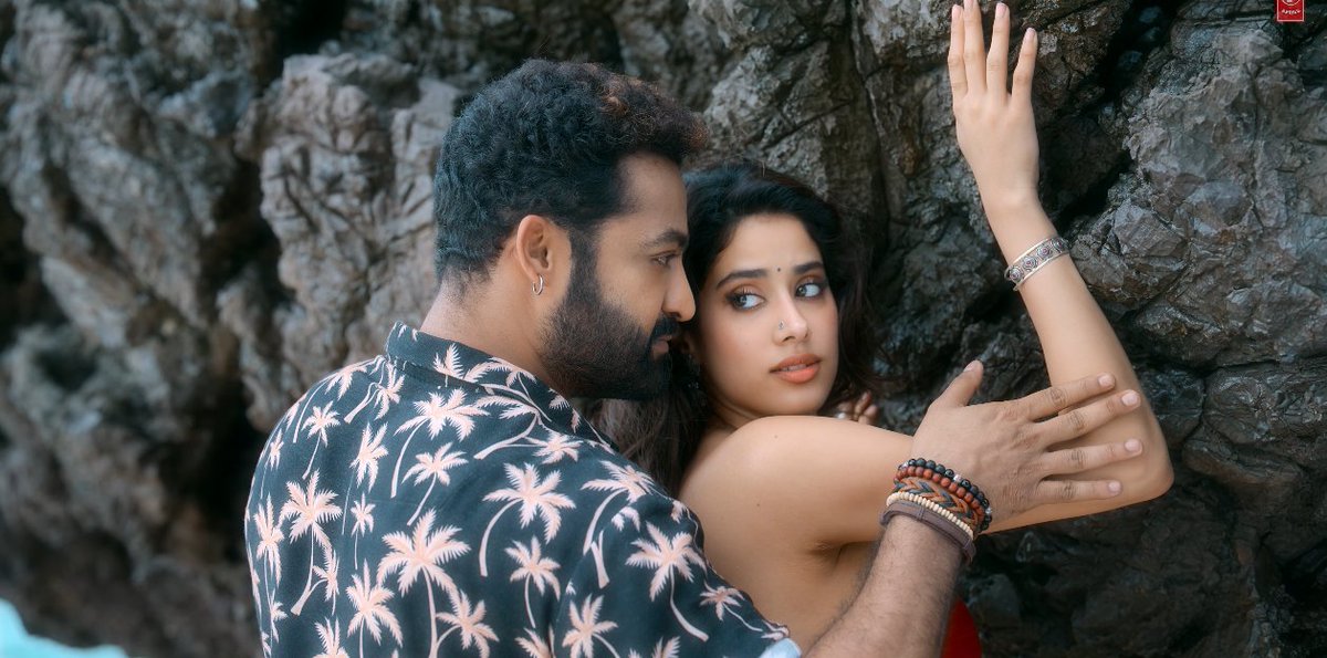 KickTwood's tweet photo. Back to back De glamourised roles chese sariki prathodu looks, screen presence gurinchi matladatame😂

Velli tiger kallu taaki aa neelu nethina jallukondi ra erripuss*ies😇
@tarak9999 #Devara‌SecondSingle #Chuttamalle https://t.co/sJny3zIyZn