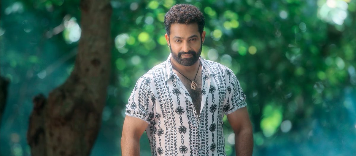 KickTwood's tweet photo. Back to back De glamourised roles chese sariki prathodu looks, screen presence gurinchi matladatame😂

Velli tiger kallu taaki aa neelu nethina jallukondi ra erripuss*ies😇
@tarak9999 #Devara‌SecondSingle #Chuttamalle https://t.co/sJny3zIyZn