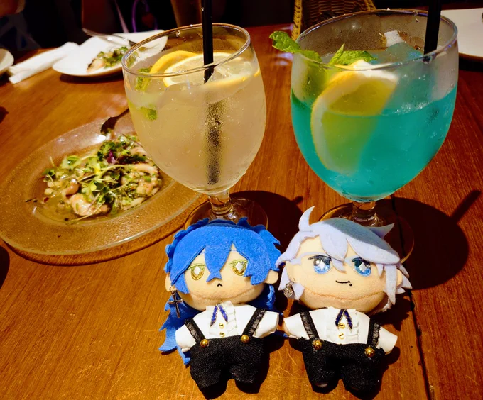 めちゃくちゃかわいいイデアズぬいを撮らせてもらった〜まりさんとぼたもちさんすごい!トキちゃんコスは胸熱だしバカンスイデアズも凝ってる。さらにタコのカルパッチョやタコピザにAZULを挟む氏たち