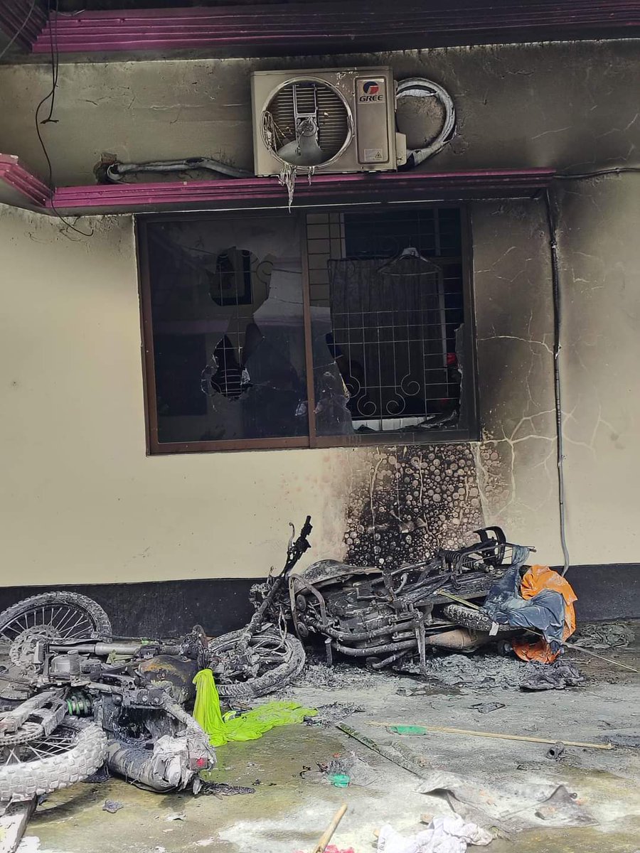 Alokroniyar's tweet photo. Hindus of Bangladesh are attacked by Islamist in Bangladesh.
Pray for them 🙏 

#शेख_हसीना
#BangladeshViolence 
 https://t.co/xqPY6BpsQp https://t.co/SKO1NSfCzU