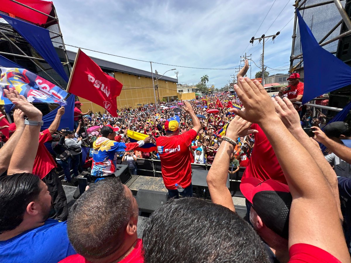 Gran movilización de amor y alegría se llevó a cabo en la ciudad de Cumana, para ratificar el apoyo al presidente constitucional @nicolasMaduro

@GPintoVzla
#SucreTerritorioDePaz