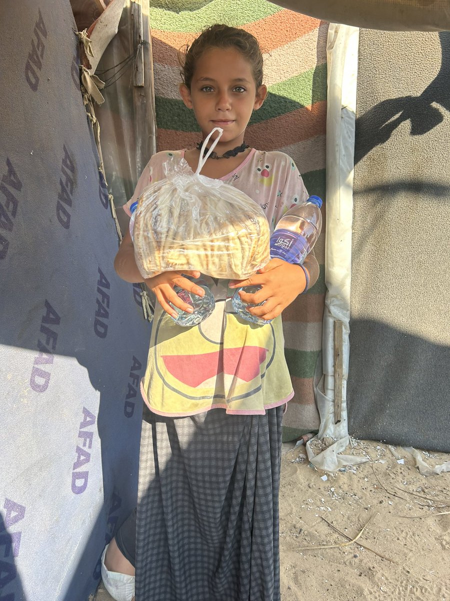 MuhammadSmiry's tweet photo. Delivering more bread and water to the refugees in Gaza, today. https://t.co/GLXXDsN5ev