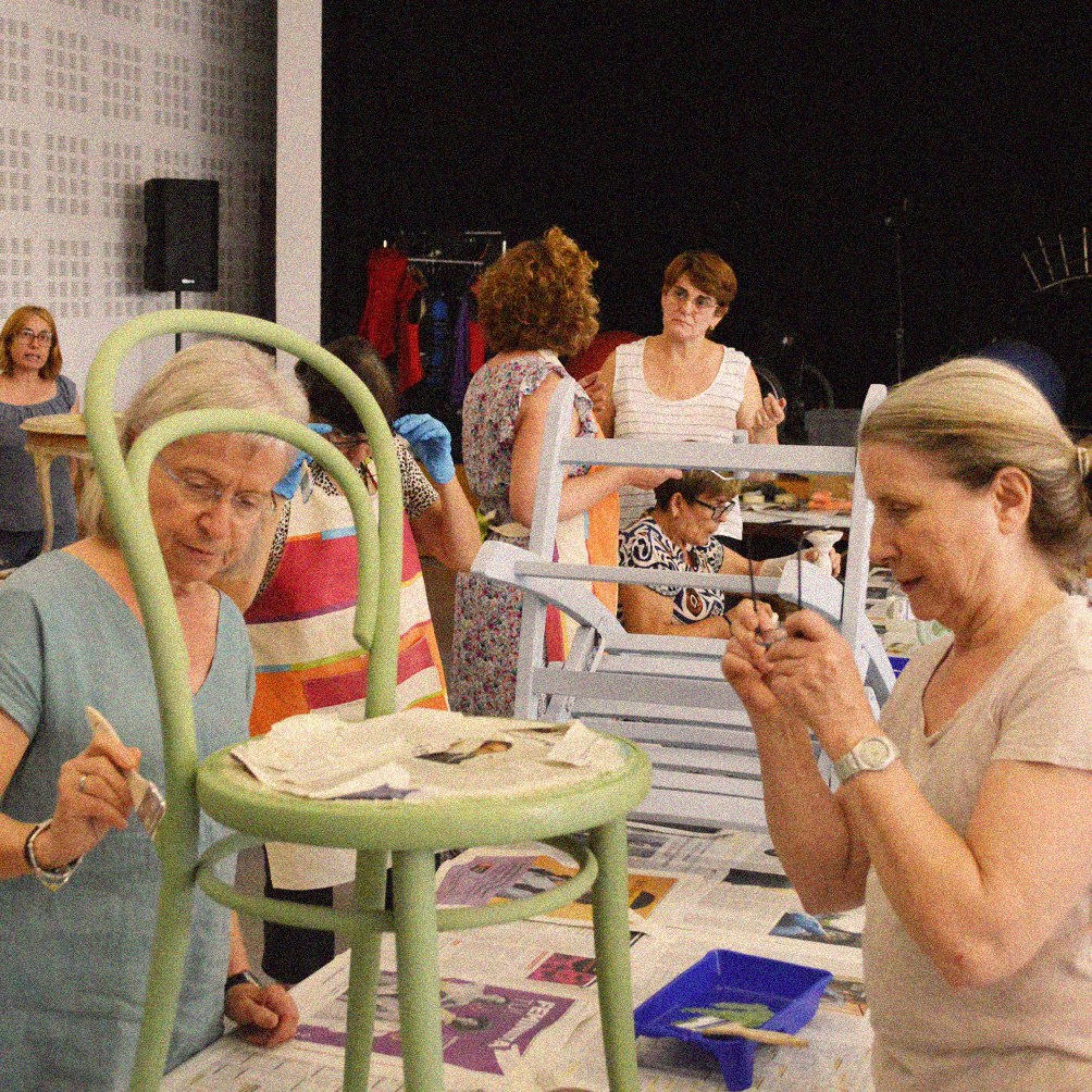 barrisfuturs's tweet photo. Al llarg del mes de juliol amb ADHOC hem organitzat el CICLE DE TRASTA'M, un espai on aprendre tècniques artesanes de restauració de petits mobles. Hem viscut 3 dies d'aprenentatge, companyerisme i creativitat donant una segona vida a cadires, taules i molt més! 🎨🛠️ https://t.co/qGUA4m64Ki