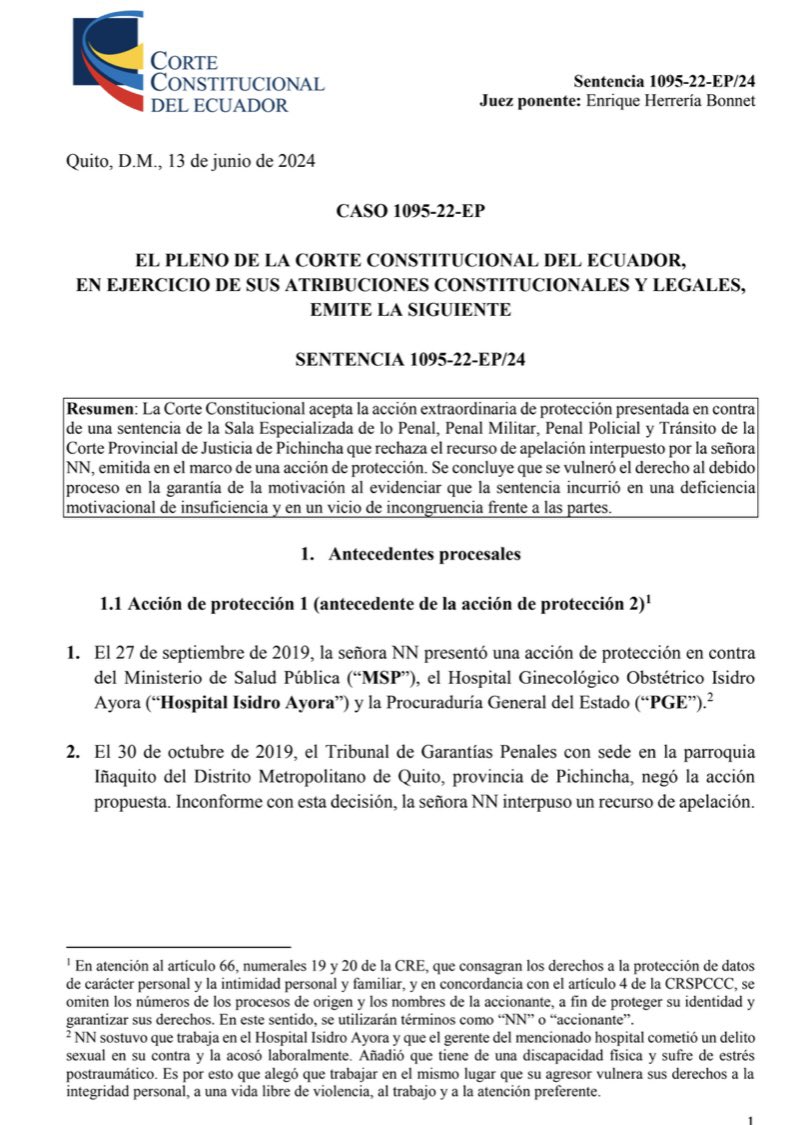 VeronicaLHM's tweet photo. 🔵 Caso recomendado: servidora pública (víctima de acoso) vs Ministerio de Salud y Hospital Isidro Ayora 

🔹En el 2019, la Sra. NN presentó una acción de protección (AP) en contra del Ministerio de Salud Pública (MSP), el Hospital Obstétrico Isidro Ayora y la PGE.

🔹Sostuvo que trabajaba en el Hospital y que el gerente cometió un delito sexual en su contra y la acosó laboralmente. Añadió que tiene discapacidad física y sufre estrés postraumático. Alegó que trabajar en el mismo lugar que su agresor vulnera sus derechos.

🔹El Tribunal de Garantías Penales de Quito negó la acción.

🔹La Sra. NN apeló y la Sala de lo Civil de la Corte Provincial de Pichincha aceptó parcialmente el recurso y revocó la sentencia ▶️ ordenó que el MSP traslade a la Sra. NN, en las mismas condiciones, a otra institución médica.

*️⃣Segunda acción de protección 

🔹En el 2021, la Sra. NN presentó una nueva AP en contra del MSP, el hospital, el Ministerio de Trabajo y la PGE.

🔹Impugnó la acción de personal mediante la cual se suprimió su puesto.

🔹En su demanda, la accionante indicó que la acción de personal fue suscrita por el mismo gerente del Hospital.

🔹El juez de primera instancia negó la AP y los jueces de la Sala de lo Penal de la Corte Provincial de Pichincha, también la negaron.

🔹En el 2022 la Sra. NN presentó una acción extraordinaria de protección, que ganó.

🔺¿Qué dijo la CC?

1️⃣Error judicial 1: los jueces de la Sala no mencionaron si el MSP contaba con una certificación presupuestaria previo a suprimir la partida de la accionante, ni analizó si se cumplieron los requisitos del procedimiento de supresión de partida. Estos fueron argumentos dados por la Sra. NN que no se contestaron.

2️⃣Error judicial 2: La Sala no se pronunció respecto de que la accionante contaba con una boleta de auxilio en contra del gerente del hospital, quien, de acuerdo con la accionante, fue quien firmó la acción de personal que se impugnó en la acción de protección.

3️⃣Error judicial 3: los jueces no tomaron en cuenta la situación de doble vulnerabilidad de la accionante. Si bien la Sala sí hizo referencia a la condición de discapacidad de la accionante, la Sala no analizó lo relativo al presunto delito sexual en contra de la Sra. NN

🔺Existió afectación a la garantía de motivación.

*️⃣Finalmente, la CC ordenó el rol que la nueva judicatura que resuelva la acción de protección debe cumplir. 

*️⃣La Corte señaló que la nueva judicatura no puede, sin más, rechazar la acción de protección bajo la consideración de que corresponde a un conflicto laboral con el Estado.

*️⃣La judicatura deberá ofrecer una motivación suficiente acerca de si en el caso se ventilan asuntos que comprometan notoria o gravemente la dignidad o autonomía de la servidora que requiera una respuesta urgente.

Sentencia No. 1095-22-EP/24
Juez ponente: Dr. Enrique Herrería Bonnet