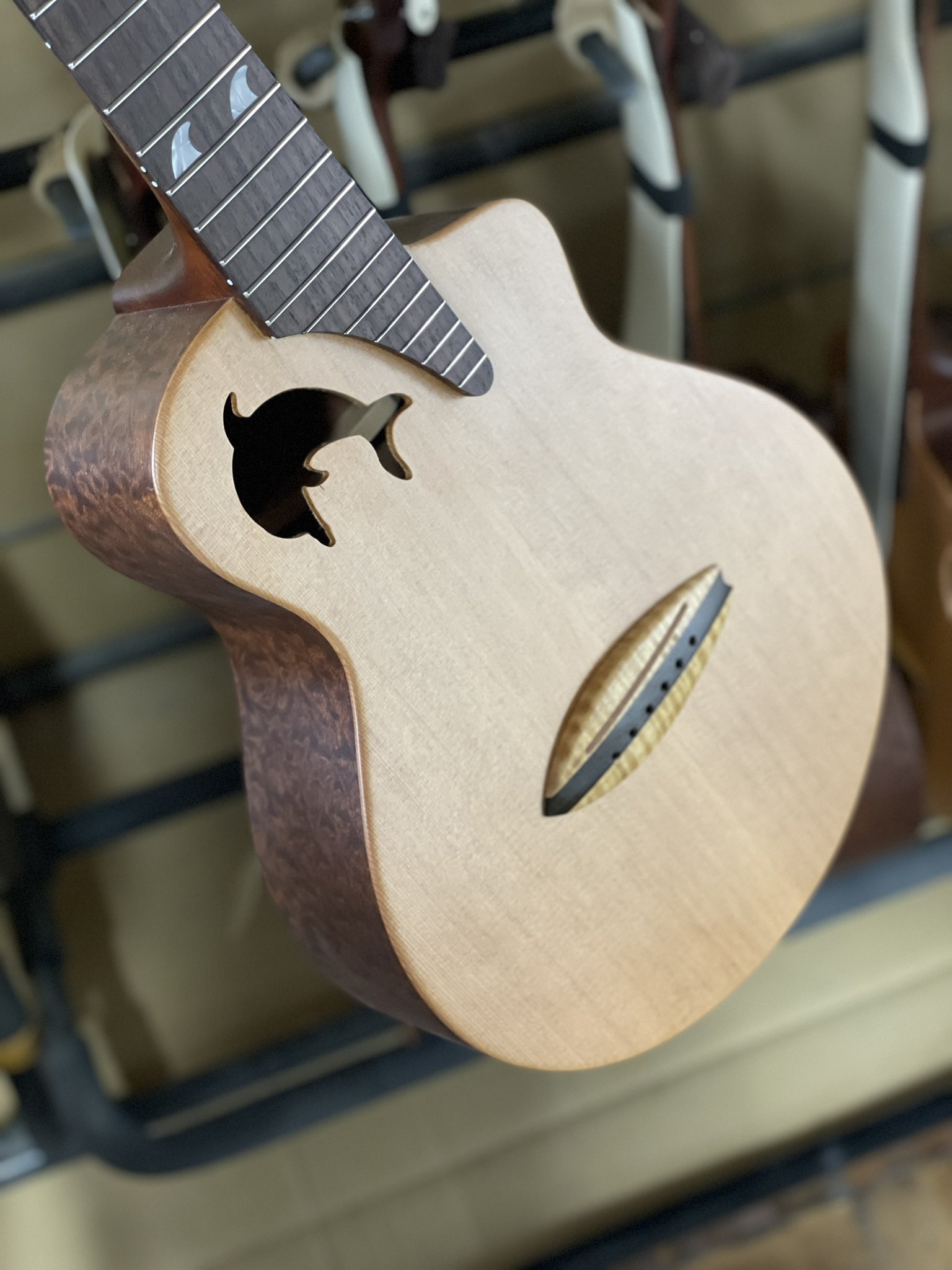 シンガポール発高級ギター Maestroのエレクトリックアコースティック