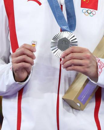 After <a href="/CarolinaMarin/">Carolina Marín</a>’s injury, her rival He Bing Jiao honored her when receiving her medal. A beautiful gesture that embodies the Olympic spirit 👏🏼👏🏼 #RESPECT #Paris2024