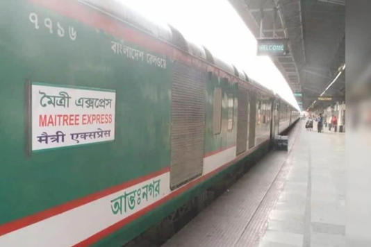 DDNewslive's tweet photo. All train services between India and Bangladesh remain suspended
Indian Railways had cancelled all train services including Kolkata-Dhaka-Kolkata Maitri Express train to Bangladesh from 19th July till 6th August: Indian Railways
#India #Bangladeshstudentprotest #Maitriexpress https://t.co/V07gEDs93W