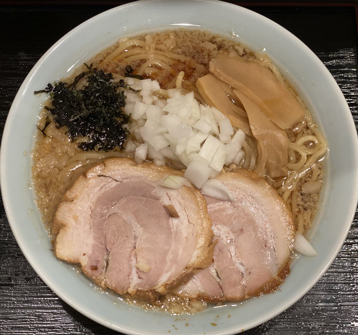 menchankitakyu's tweet photo. 2024年【308杯目】🍜

《つけ麺魚雷 天神店》
限定 煮干し系背脂醤油ラーメン 小ライス

今月12杯目🔥
意図せず魚雷2日連続😂（熊本と天神）
しごおわに急遽天神に用事ができたので
これはチャンス！と思い限定を🍜
背脂と玉葱まじでギルティ🔥🔥🔥愛
幸せ感じました🤦💗🍚
これいっつも出してほしい🤦 https://t.co/FraxWCyywc