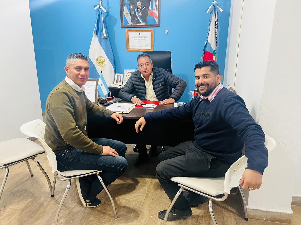 Noticiasalinst's tweet photo. 🚨 Se llevó a cabo una importante reunión entre autoridades de salud y representantes del municipio de Castro Barros. El responsable de Municipios Saludables Marcelo Menem se reunió con el intendente del departamento Miguel de la Vega y el secretario de Hacienda Rodrigo Peñaloza. https://t.co/xPI03yd38i