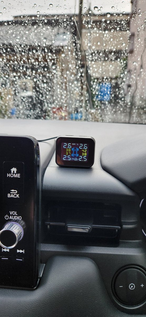 shinchama63's tweet image. 空気圧センサー取り付け完了✨
これで少しは安心して走れる🚗

＃ヴェゼル
＃tpms