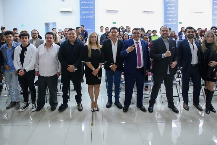 Tomas_Suteym's tweet photo. Para el S.U.T.E.Y.M. la capacitación es una constante, que  permite evolucionar y perfeccionar el desarrollo del trabajo  para generar la eficiencia y eficacia en beneficio de la  sociedad.
Mtro. @Herminio_CahueC.
(1/2) https://t.co/U7EvQn3h4T